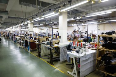 MINSK, BELARUS - 1 Mart 2020: ceket ve kürk dikiş fabrikası
