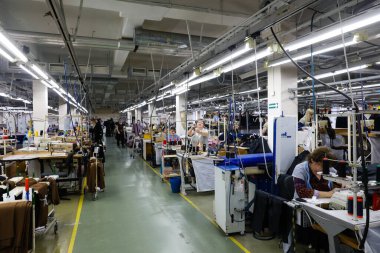 MINSK, BELARUS - 1 Mart 2020: ceket ve kürk dikiş fabrikası