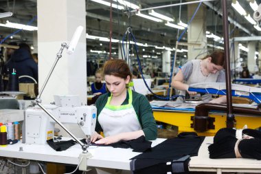 MINSK, BELARUS - 1 Mart 2020: ceket ve kürk dikiş fabrikası