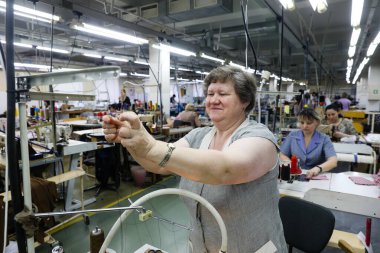 MINSK, BELARUS - 1 Mart 2020: ceket ve kürk dikiş fabrikası