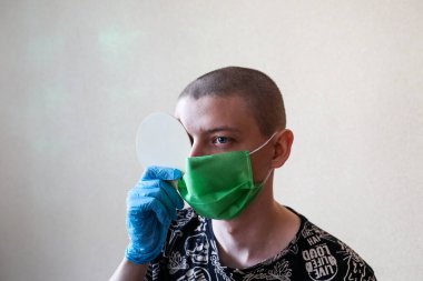 MINSK, BELARUS - 1 Mart 2020: askere alınanlar, Coronavirüs salgını sırasında orduya katılmak üzere fiziksel muayeneden geçirilirler.