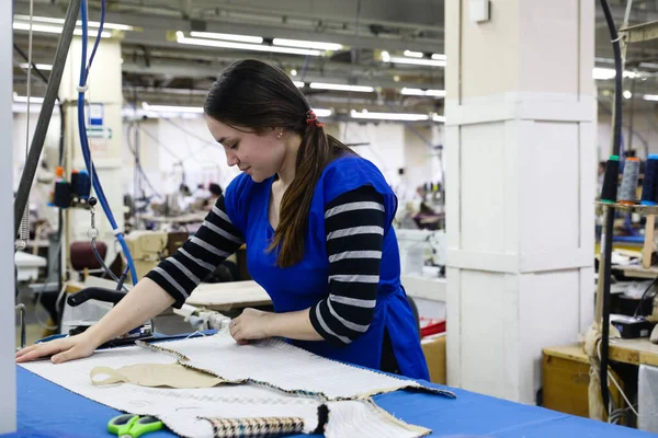 MINSK, BELARUS - 1 Mart 2020: ceket ve kürk dikiş fabrikası