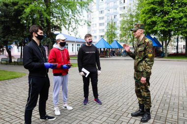MINSK, BELARUS - 1 Mart 2020: askere alınanlar, Coronavirüs salgını sırasında orduya katılmak üzere fiziksel muayeneden geçirilirler.