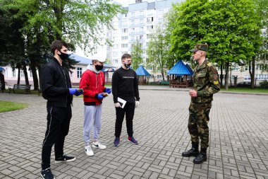 MINSK, BELARUS - 1 Mart 2020: askere alınanlar, Coronavirüs salgını sırasında orduya katılmak üzere fiziksel muayeneden geçirilirler.