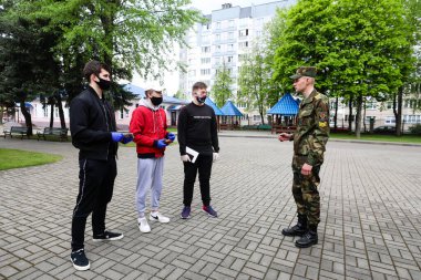 MINSK, BELARUS - 1 Mart 2020: askere alınanlar, Coronavirüs salgını sırasında orduya katılmak üzere fiziksel muayeneden geçirilirler.