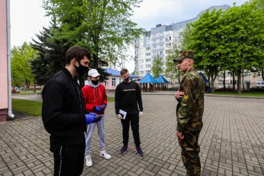 MINSK, BELARUS - 1 Mart 2020: askere alınanlar, Coronavirüs salgını sırasında orduya katılmak üzere fiziksel muayeneden geçirilirler.