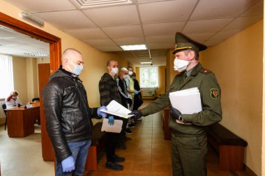 MINSK, BELARUS - 1 Mart 2020: askere alınanlar, Coronavirüs salgını sırasında orduya katılmak üzere fiziksel muayeneden geçirilirler.