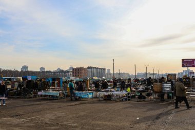 MINSK, BELARUS - 1 Mart 2020: bit pazarı. Satıcılar tüketici malları satar