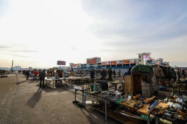 MINSK, BELARUS - 1 Mart 2020: bit pazarı. Satıcılar tüketici malları satar