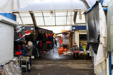 MINSK, BELARUS - 1 Mart 2020: bit pazarı. Satıcılar tüketici malları satar