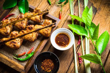 Ahşap masa tavuk ızgara.