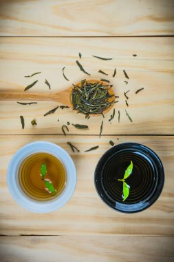 ahşap masa üzerinde sıcak yeşil çay