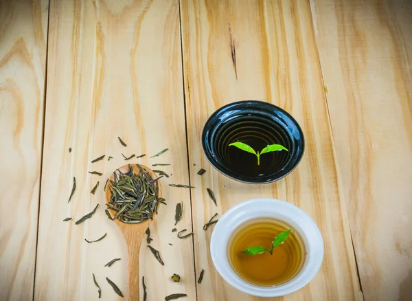 木のテーブルに熱い緑茶 — ストック写真