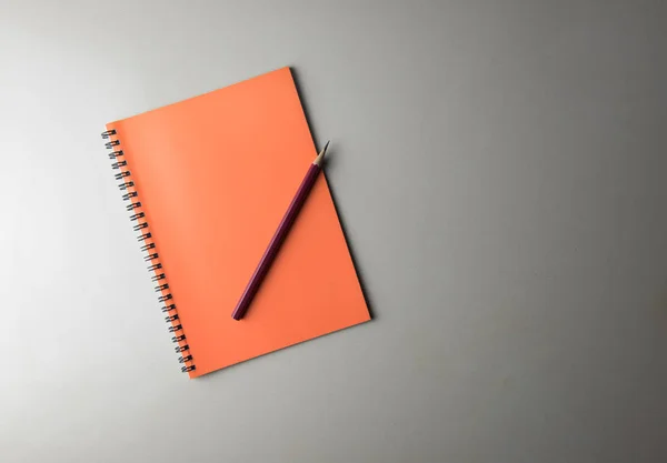 Notebook in bianco con vista dall'alto e matita sulla scrivania bianca — Foto Stock