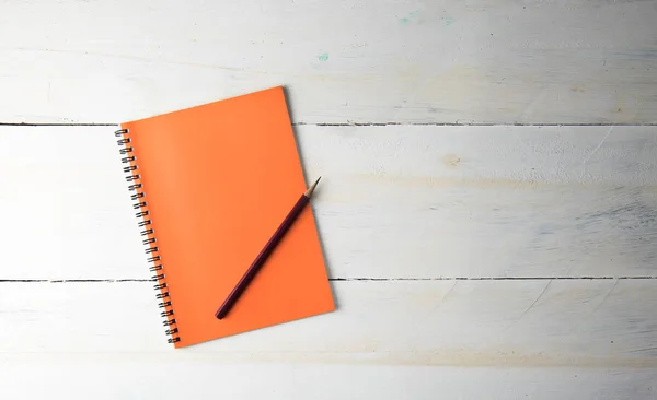 Notebook in bianco con vista dall'alto e matita sulla scrivania bianca — Foto Stock