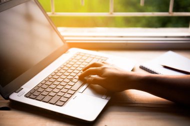 ahşap masa üstünde bilgisayar Defter