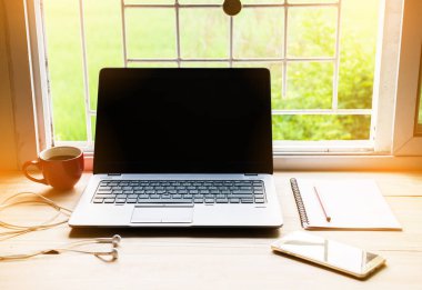 ahşap masa üstünde bilgisayar Defter