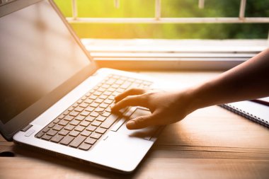 ahşap masa üstünde bilgisayar Defter