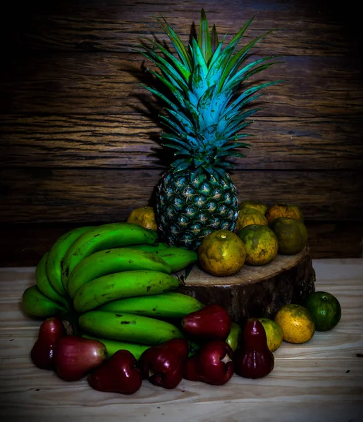 Stilleven friuts op houten tafel — Stockfoto