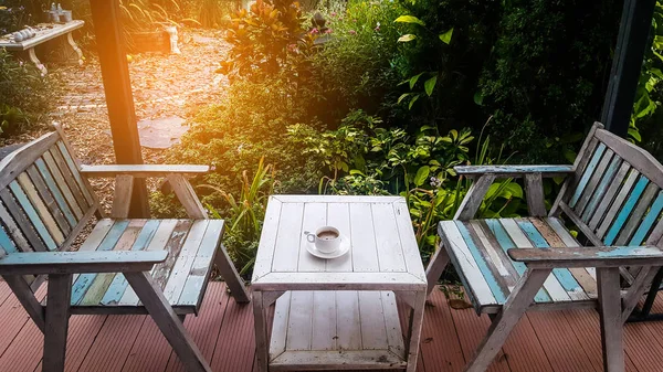 ccoffee Kupası ahşap arka plan aydınlatma ile