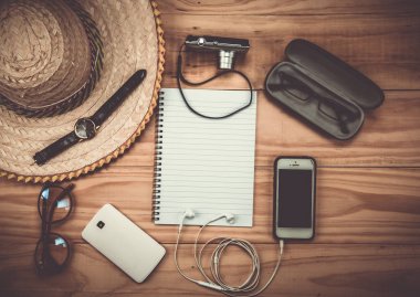 Üstten Görünüm seyahat aksesuarları, temel tatil öğeleri, Tr