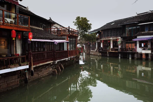 Sokağın Zhujiajiao su şehirde, Shanghai Çin. — Stok fotoğraf