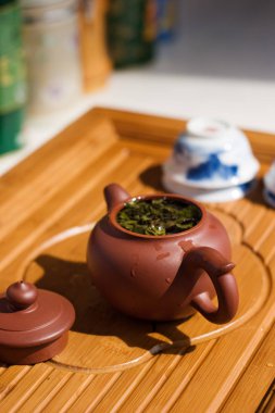 Oolong çay mor kil çaydanlık Brewed.