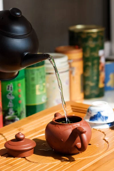 Чай Улун, сваренный в фиолетовом глиняном чайнике . — стоковое фото