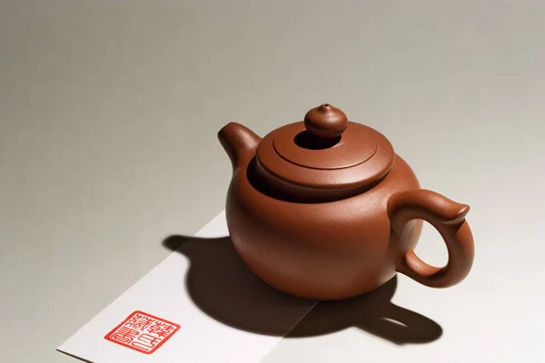 Китайский фиолетовый глиняный чайник с серым фоном . — стоковое фото