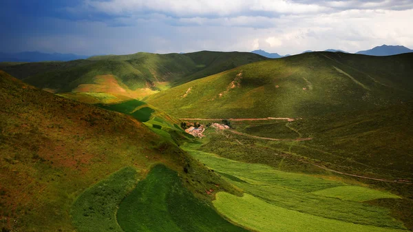 Ein kleines Dorf in den Bergen. Dieses Foto wurde in Qinghai China aufgenommen. — Stockfoto