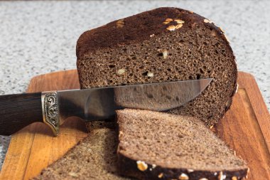 Ekmek fındık ve bir bıçak ile oyulmuş