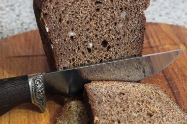 Ekmek ile fındık ve bir bıçak