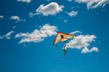 Uçurtma gökyüzünde uçuyor