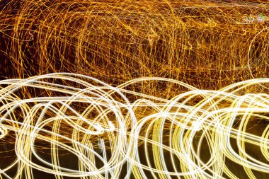 Siyah bir zemin üzerine ışığın hareketi