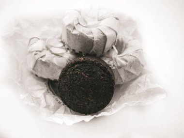 Beyaz arka plan üzerinde izole Puer çay