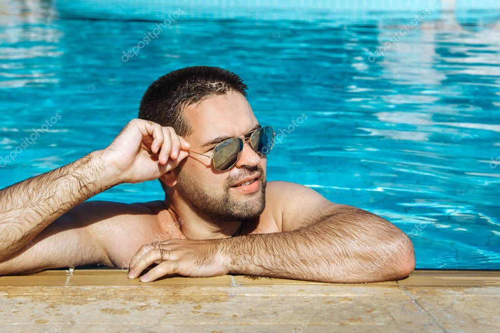 Fotos de Hombre joven en gafas de sol descansando relajado en el