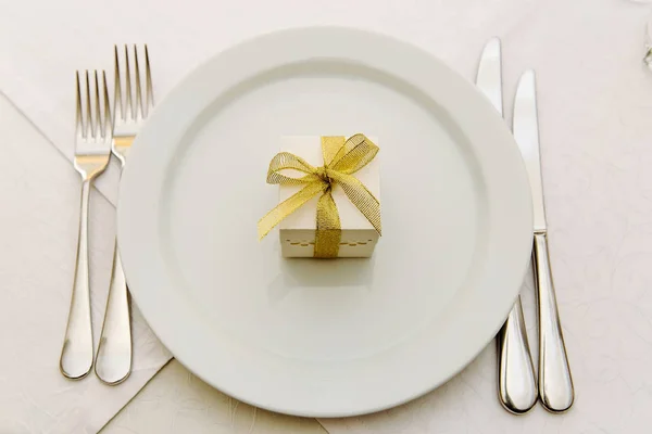 Wedding Bonbonniere with golden ribbon on plate — Stock Photo, Image