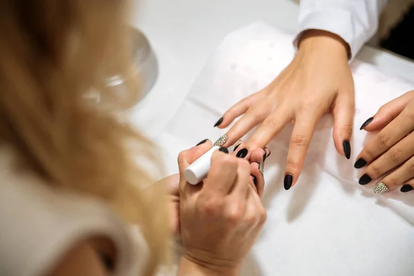 Manicure proces w salonie piękności, zbliżenie — Zdjęcie stockowe