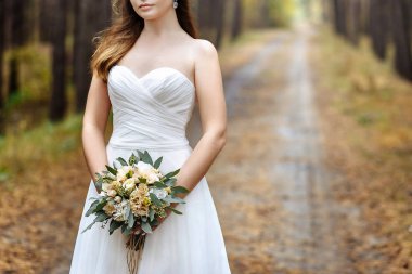 Gelinin elinde düğün buketi