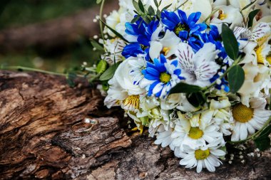 Alyans ve güzel düğün buket kapat