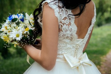 Gelinin elinde güzel buket düğün. Portre