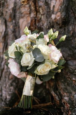 Düğün bir ahşap yüzeyde krem ve beyaz gül buketi