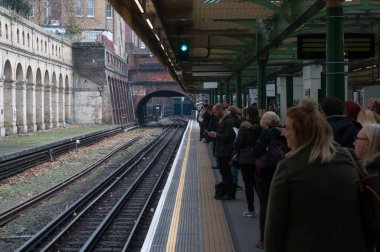 Amerika Birleşik Devletleri, Birmingham, 07 Aralık 2016: West Kensington Londra metro istasyonu, yolcu