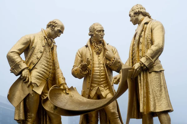 Storbritannien, Birmingham, 06 December 2016: Förgylld brons statyn av Matthew Boulton, James Watt och William Murdoch berömda för att utveckla ångmaskinen. — Stockfoto