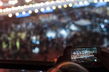 Bulanık arka plan: izleyici ile konser Bokeh aydınlatma