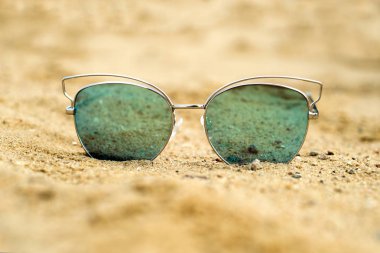 Sahilde güneş gözlüğü