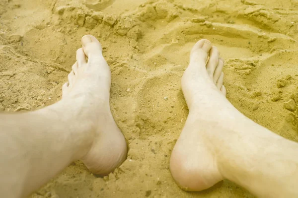 Piernas en una playa de arena —  Fotos de Stock