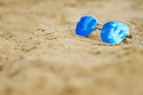 Gafas de sol en la playa —  Fotos de Stock