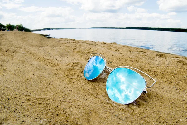 Gafas de sol en la playa —  Fotos de Stock