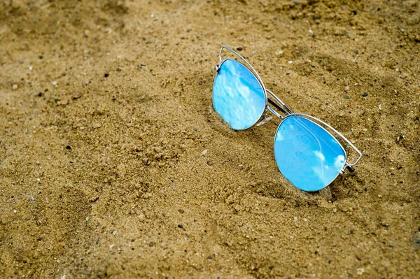 Gafas de sol en la playa —  Fotos de Stock